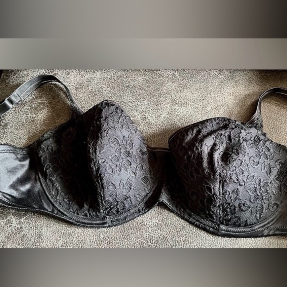 Newish bra black/lace-underwire 40DD